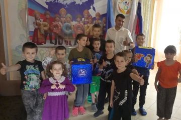 Красноярский край передал воспитанникам Луганского детского дома канцелярские принадлежности