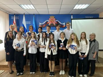Сегодня в Краснлучском городском округе заместитель главы Администрации округа Елена Воробьева вместе с сотрудником отдела МВД России «Краснолучский» вручили первые паспорта гражданина Российской Федерации юным краснолучанам