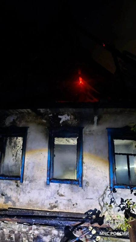 Спасатели МЧС ликвидировали крупный пожар в Марьевке