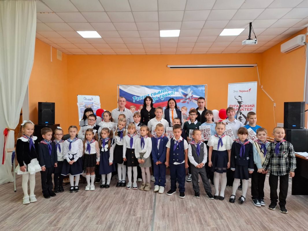 В Меловском муниципальном округе, в рамках программы «Луганский характер», прошла церемония посвящения школьников в Орлята и Пионеры
