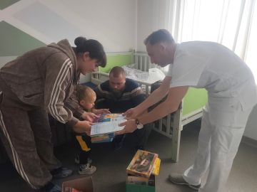 Активисты местного отделения партии «ЕДИНАЯ РОССИЯ» передали подарки детям, находящихся на длительном лечении в Детском отделении МЦГБ города Краснодона в рамках всероссийской акции «Коробка храбрости»