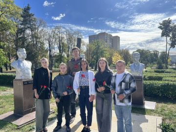 В день образования «Молодой гвардии» участники Молодежного совета Управления возложили цветы к памятнику юным подпольщикам