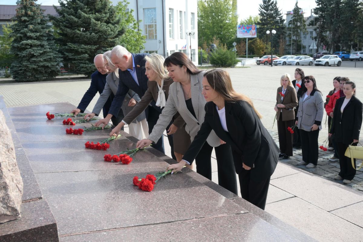 В Краснодоне почтили память молодогвардейцев