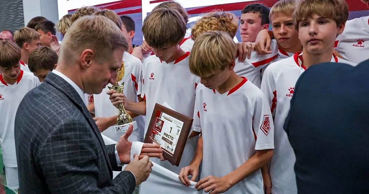 В Евпатории наградили победителей футбольного турнира «Содружество»