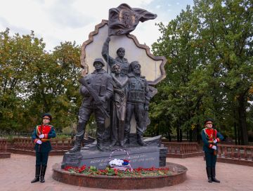 В Луганске прошла торжественная церемония возложения цветов к памятнику «Они отстояли Родину», приуроченная ко Дню воссоединения ЛНР с Россией