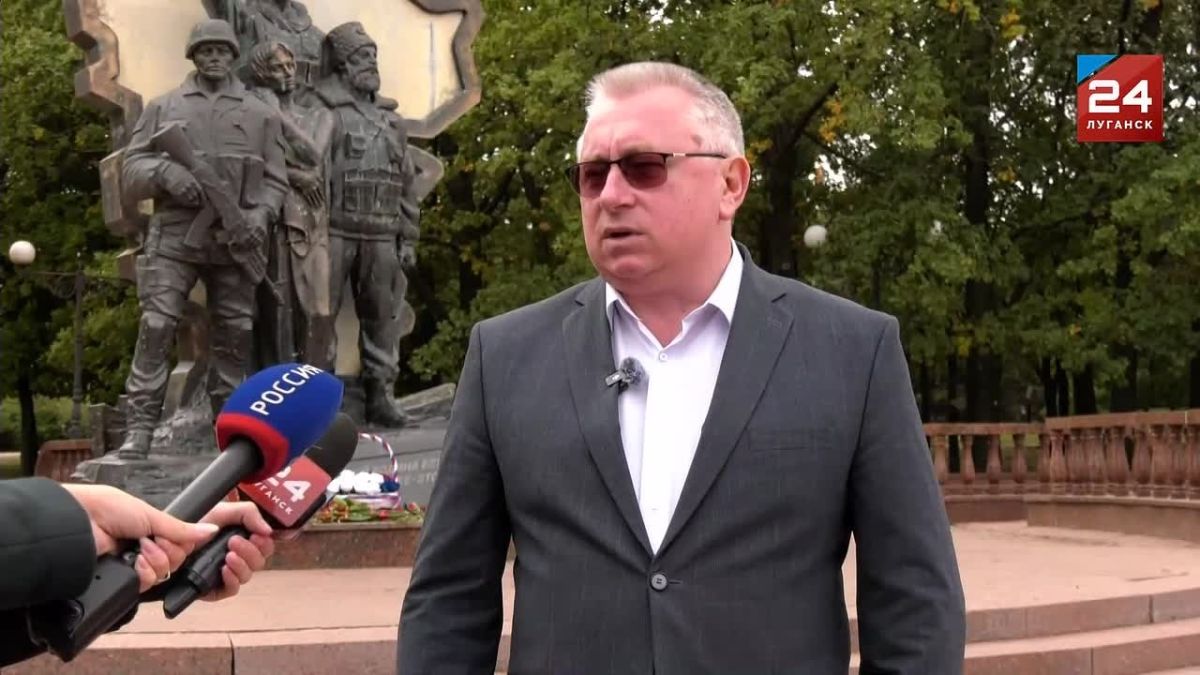 В День воссоединения исторических регионов с Россией в Луганске чтят память бойцов, отдавших жизнь за свободу Республики