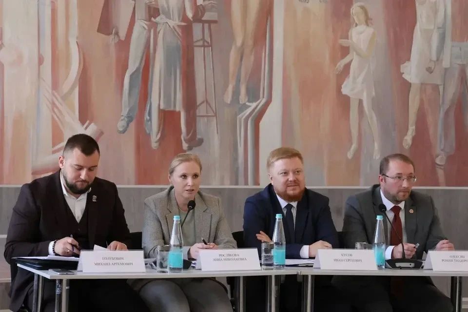 В Луганске обсудили защиту традиционных ценностей и поддержку молодежи
