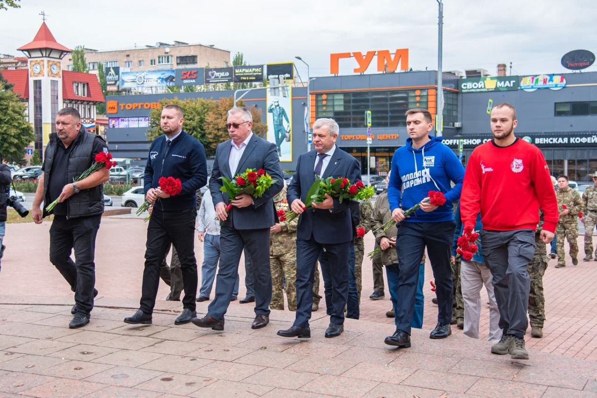 В Луганске почтили память защитников Отечества в День воссоединения исторических регионов с Россией