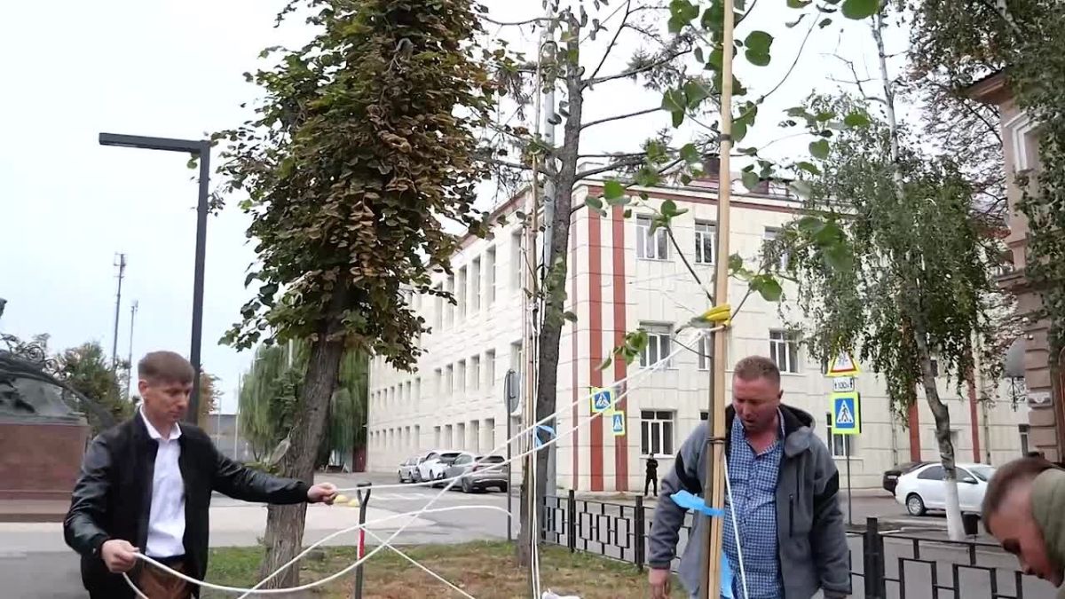 Сегодня в честь праздника воссоединения с Российской Федерацией в Луганске высажены деревья на улице Даля