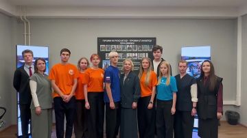 Школьники Красноярска и депутат Ирина Субочева поздравили свердловчан с Днем воссоединения