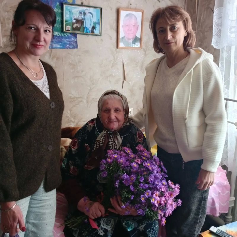 1 октября, в День пожилого человека, сотрудники отдела по обеспечению жизнедеятельности вместе с библиотекарем Татьяной Шевля решили не ограничиваться официальными поздравлениями, а подарить нашим дорогим жителям немного...