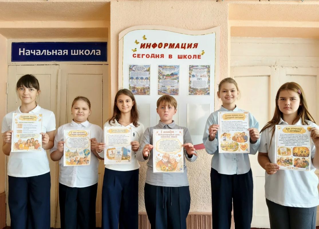 В Лутугинской школе №2 оформили стенд ко Дню пожилого человека