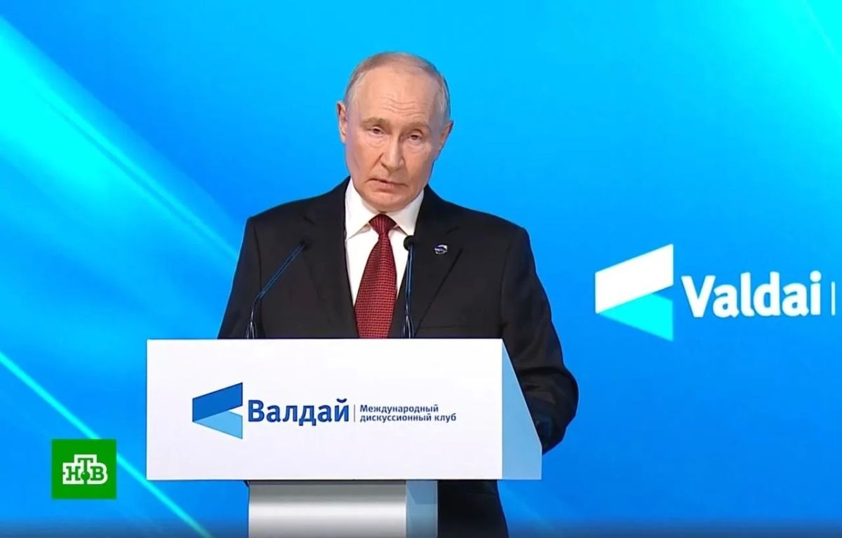 Президент России Владимир Путин выступает на заседании Международного дискуссионного клуба «Валдай»