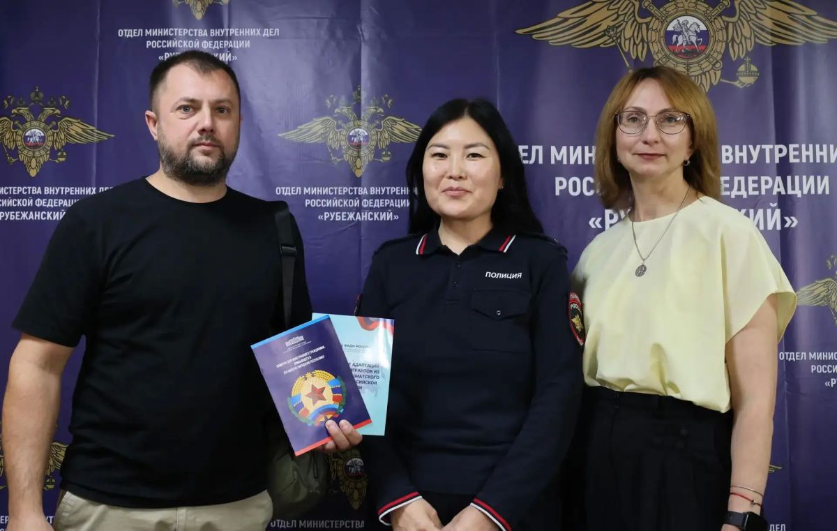 Заместитель главы администрации города Рубежное Евгения Волкова совместно с сотрудниками администрации передала представителям полиции памятки для иностранных граждан, прибывших в Луганскую Народную Республику
