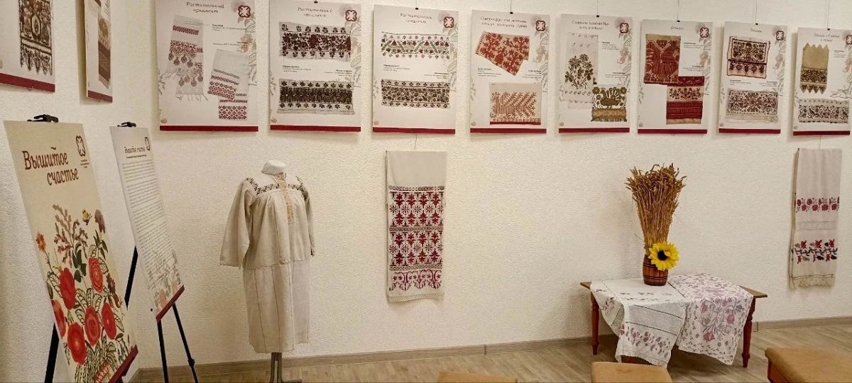 В Старобельском краеведческом музее открылась передвижная планшетная выставка Российского этнографического музея «Вышитое счастье»