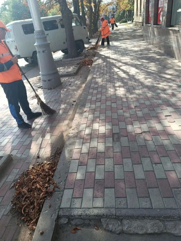 Луганское эксплуатационно-линейное управление автодорог продолжает работы по благоустройству города