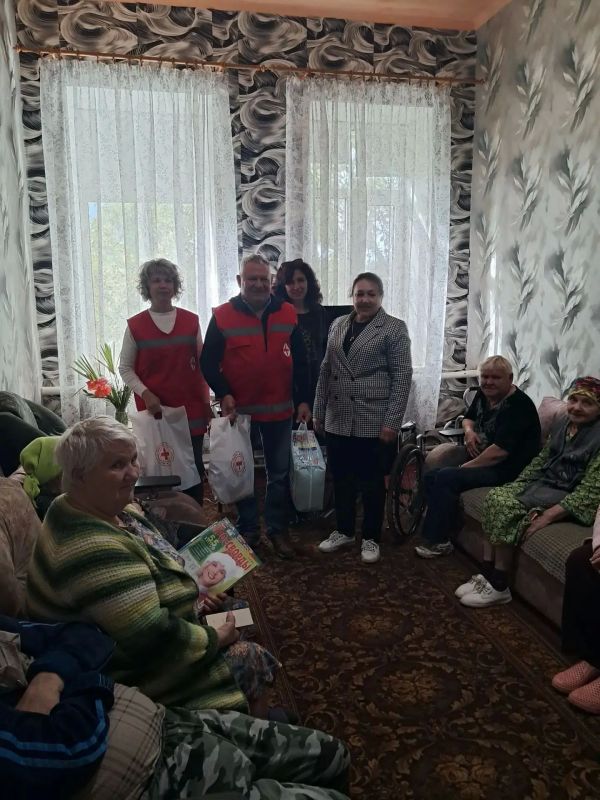 Юлия Кожухарь: Сотрудники Белолуцкого Дома культуры и Красного Креста поздравили жителей Белокуракинского дома-интерната