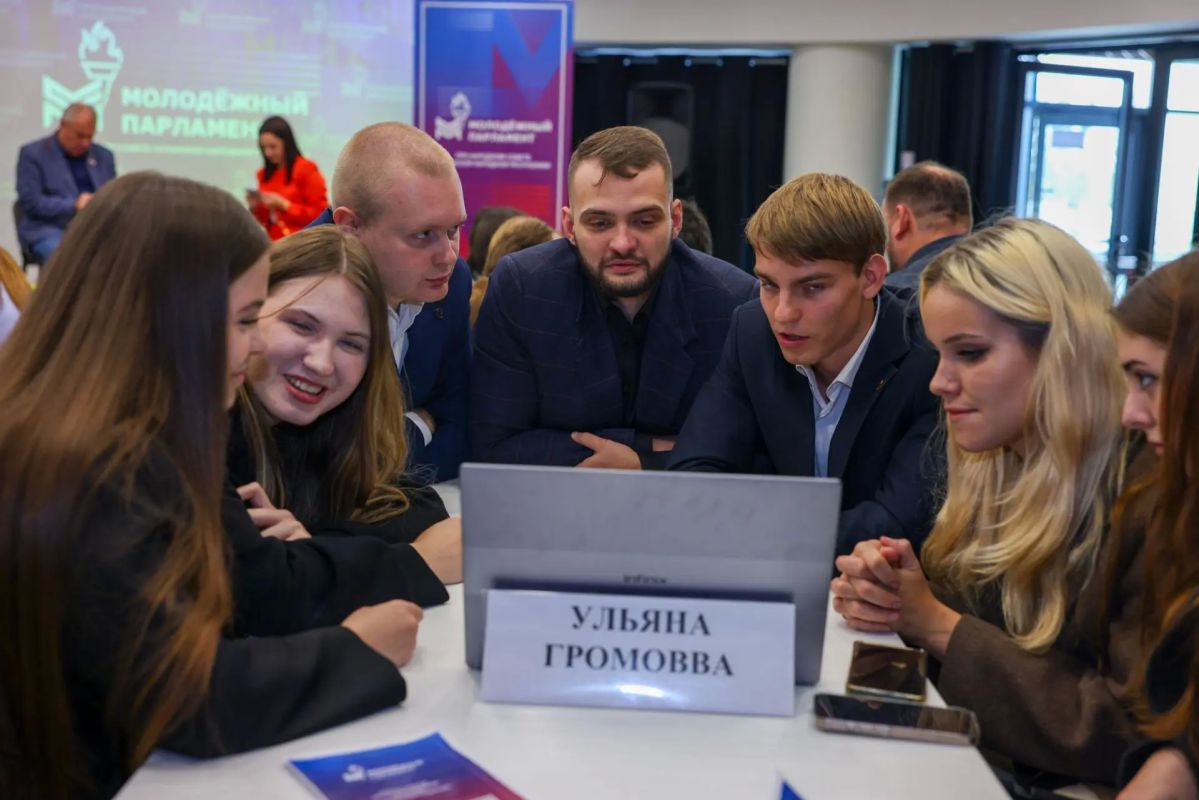 А теперь меняем формат.. В лектории «Знания» Дома молодёжи началась интерактивная историческая игра «Память поколений: от Краснодона до современного Донбасса через призму национального единства»