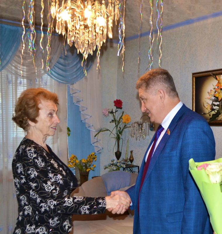 Сергей Цемкало лично поздравил ветеранов педагогического труда с Днём учителя