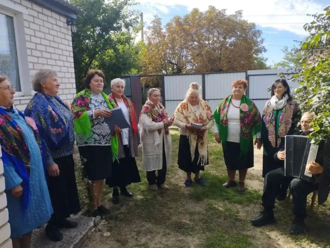 К Всемирному дню пожилого человека в селе Варваровка Кременского МО была проведена встреча задушевного разговора «Когда душа в узоре времени»