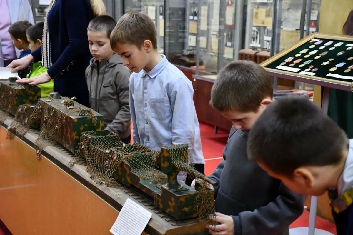 Юные машиностроители ЛНР побывали в музее завода «Лугамаш»