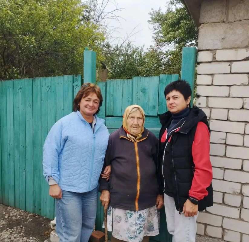 1 октября, в Международный день пожилого человека, сотрудники Каменского сельского клуба и заведующая фельдшерско-акушерским пунктом с. Петровка посетили на дому жителей села
