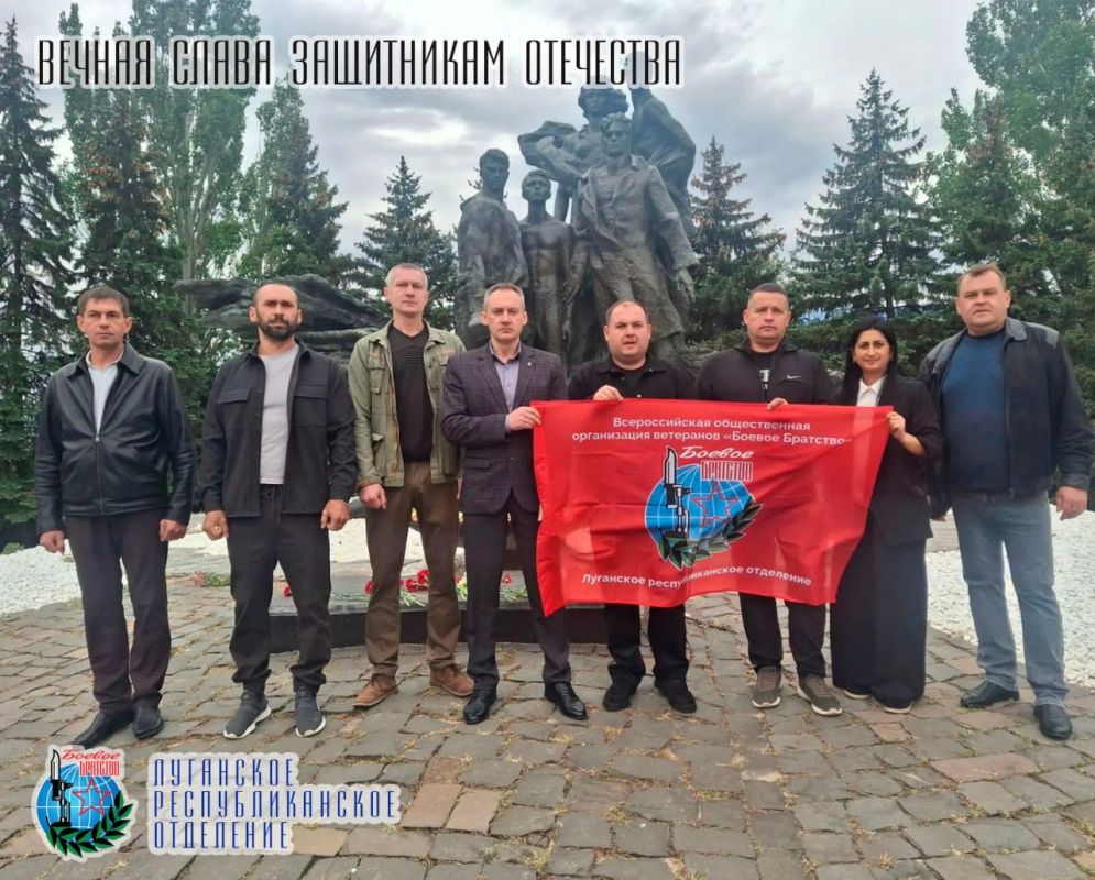30 сентября, в День воссоединения Луганской Народной Республики с Российской Федерацией, у Мемориального комплекса «Слава» в городе Ровеньки состоялась торжественная церемония возложения цветов