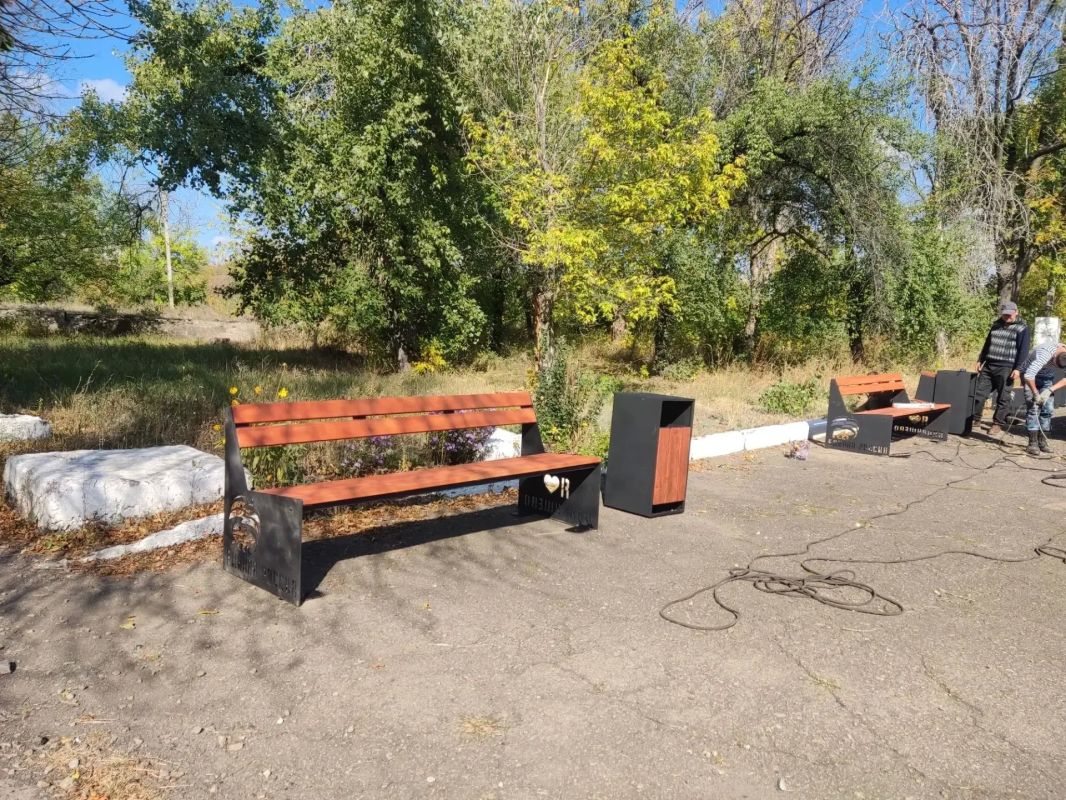 По поручению Главы городского округа специалисты МУП «ДЭРСУ» продолжают работы по благоустройству территорий Краснолучского округа