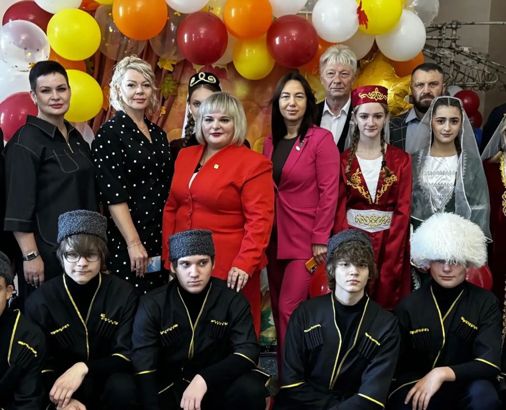 В Краснолучском дворце творчества детей и юношества прошел праздничный концерт, посвященный Дню учителя