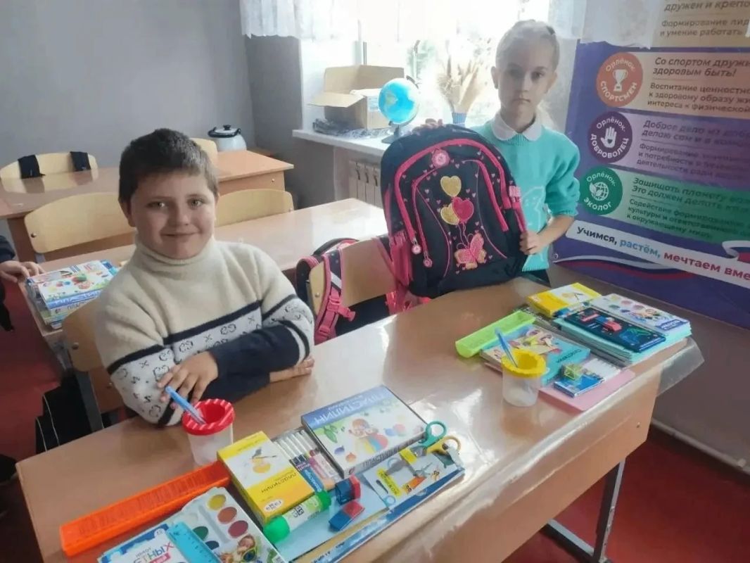 Школе №4 в Антраците передали гуманитарную помощь со Ставрополья