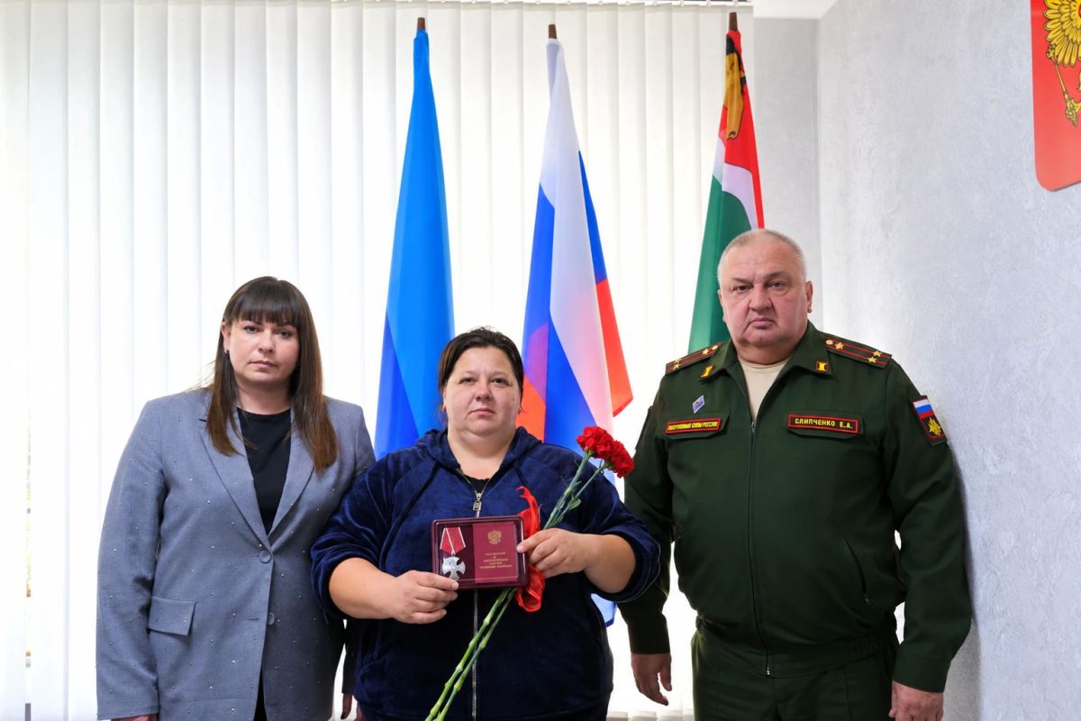 Первый заместитель Главы администрации Беловодского МО Наталья Добрицкая совместно с военным комиссаром Евгением Слипченко вручили Орден Мужества, присвоенный посмертно участнику специальной военной операции Евдокимову...