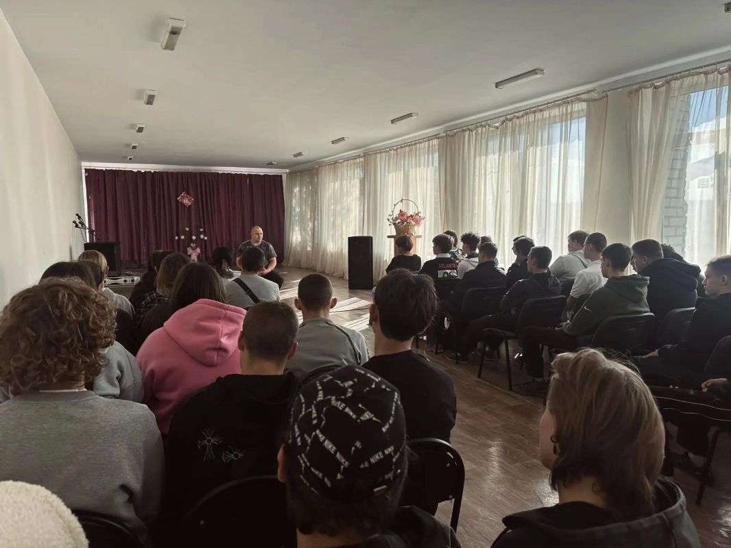 «Не ищи лёгких путей»: ветеран СВО поговорил со студентами Новосветловского аграрного колледжа