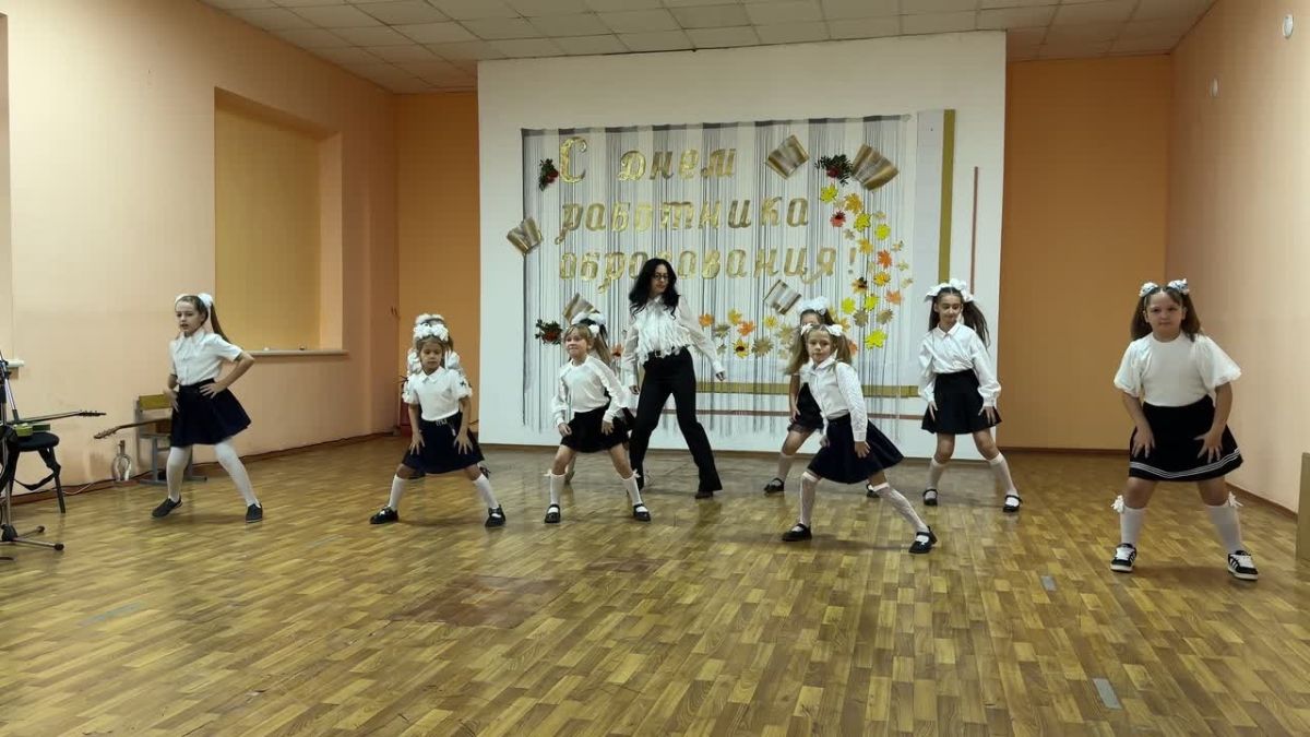 Жизнь в нашем городе идет своим чередом, и никакие внешние обстоятельства не могут отменить главного — признания заслуг тех, кто каждый день отдает частичку души нашим детям