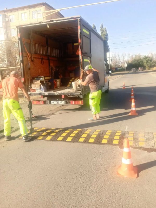 В Ровеньках устанавливают искусственные дорожные неровности
