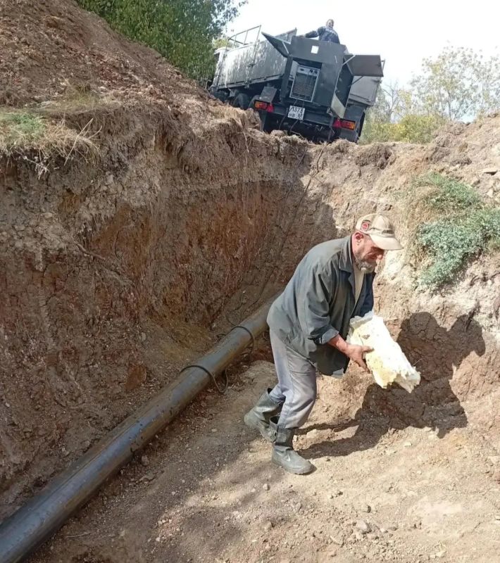 В Стаханове заменили аварийный участок коллектора