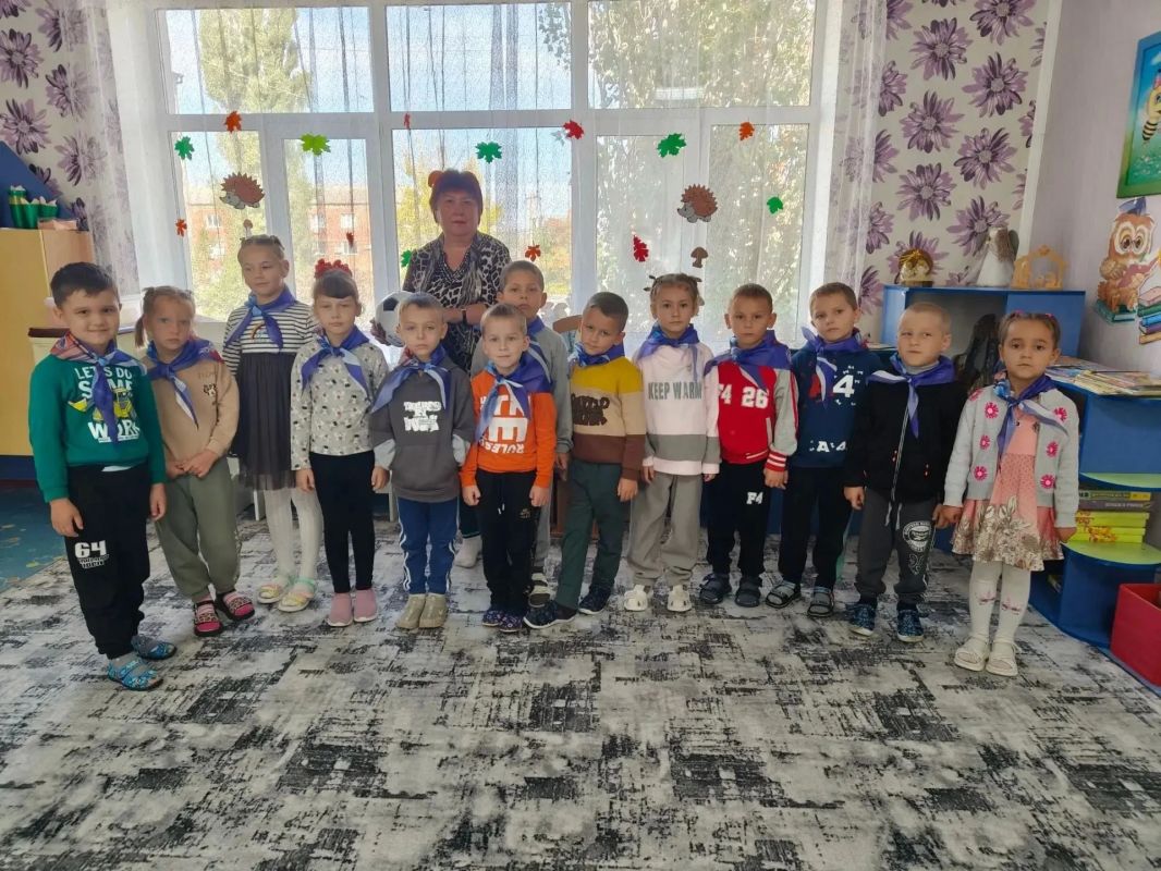 Сотрудники Лутугинского районного дома культуры пришли в гости к воспитанникам детского сада «Ласточка»