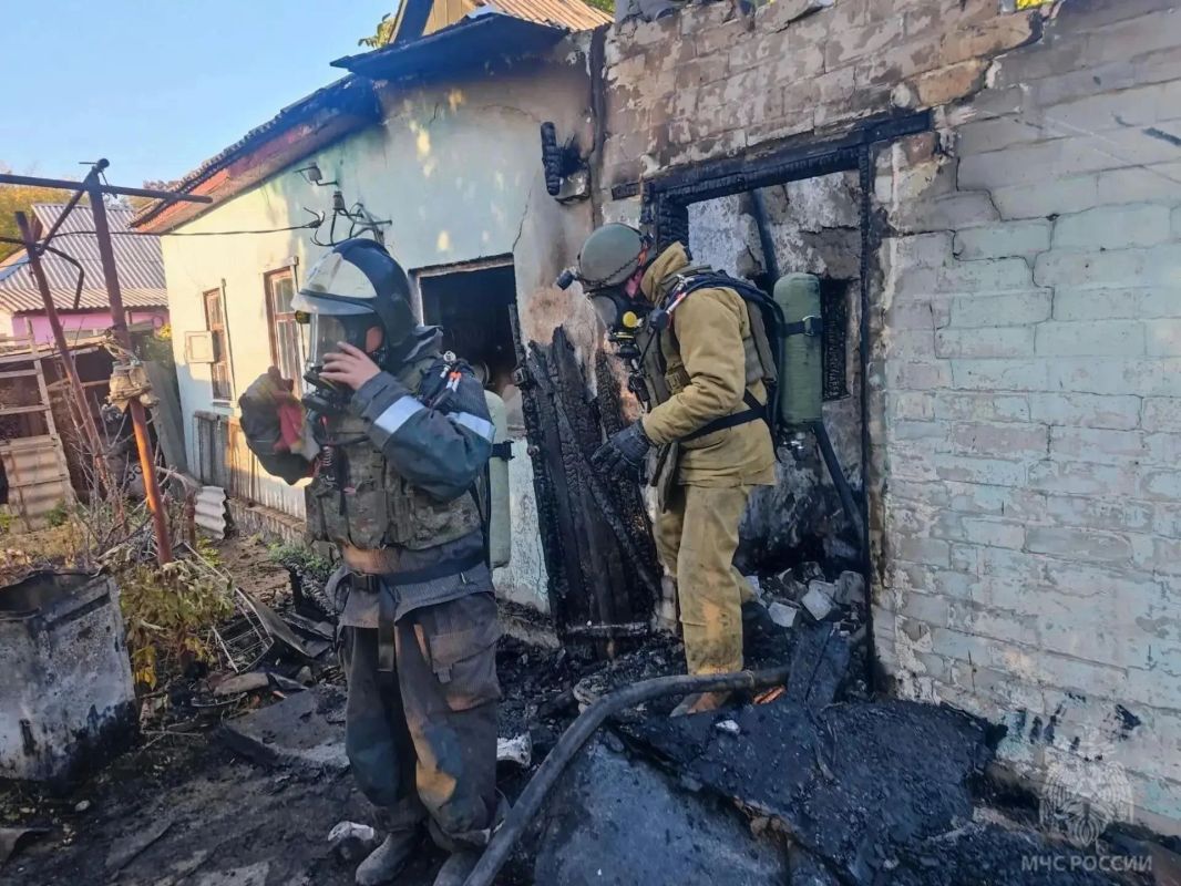 В Перевальске спасатели отстояли жилой дом от огня