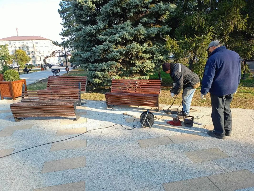 Специалисты "Луганского комбината зелёного хозяйства и благоустройства" проводят плановые работы в парках города