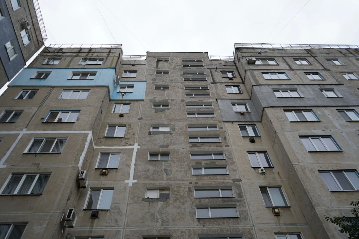 Красноярский край завершает ремонт кровель многоквартирных домов в Свердловском муниципальном округе