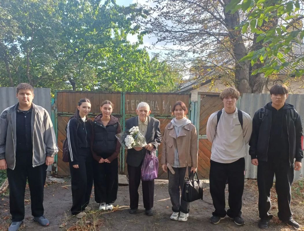 «Спасибо Вам, учитель!». Волонтерский отряд 9 класса Ровеньковской школы № 7 им. С.Ф. Пирогова приняли участие в акции «Спасибо Вам, учитель!», посвящённой Дню учителя