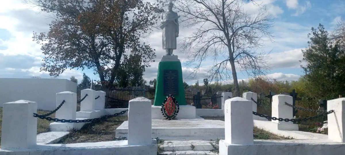 Чтобы помнили: в пгт Ящиково на поселковом кладбище, расположенном на улице Лермонтова, в октябре 1955 года был установлен памятник для увековечивания воинов, павших в боях за победу в Великой Отечественной войне и погибших...