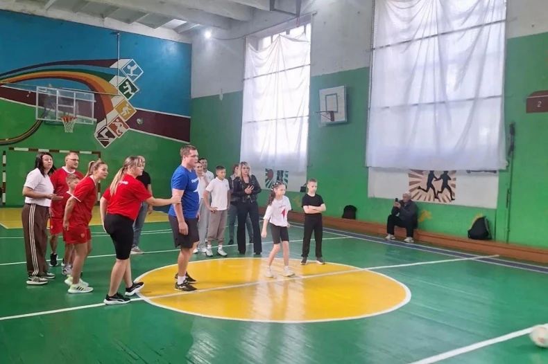 Спорт объединяет поколения и народы: в Свердловске прошел семейный фестиваль «Мама, папа, я — спортивная семья»