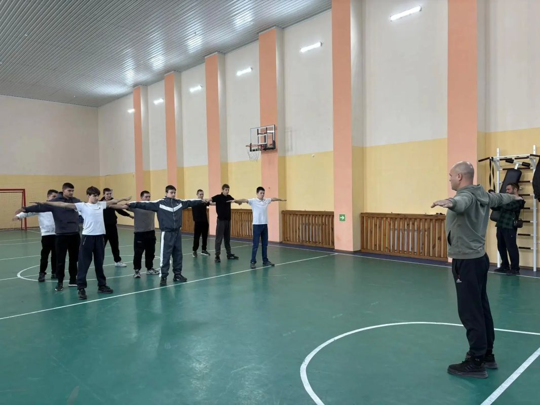 В Беловодске, в честь Дня рождения Президента, активисты и сторонники местного отделения партии «Единая Россия» организовали утреннюю зарядку, чтобы подарить добрые эмоции подрастающему поколению