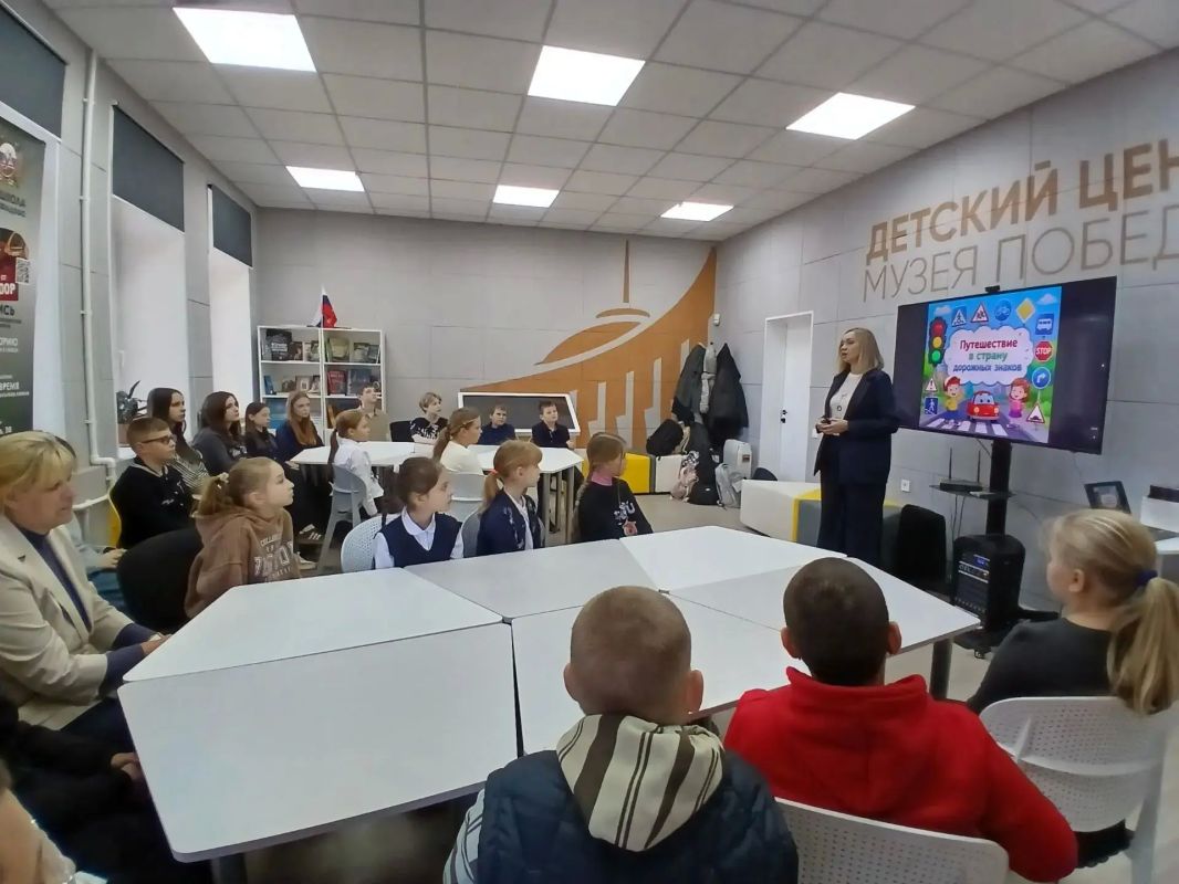 7 октября в Детском Центре "Музея Победы" Культурно-досугового центра города Алчевска прошла беседа, приуроченная к Международному дню безопасной дороги в школу