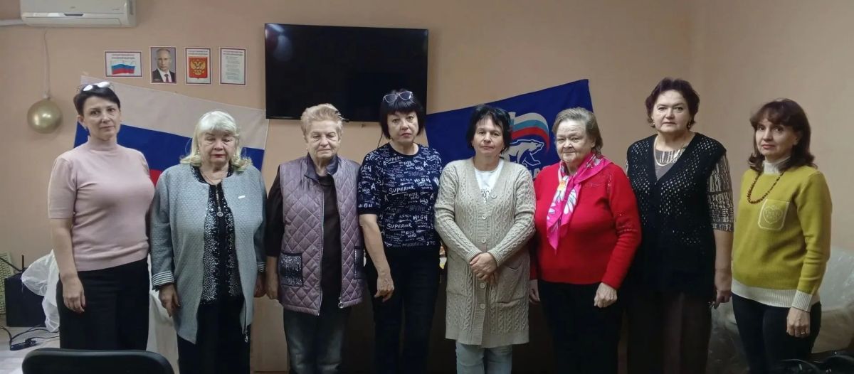 В ГБУ ЛНР «БКЦСОН» состоялась встреча творческой группы городской ветеранской организации под руководством депутата Совета городского округа Людмилы Герасимовой и сотрудников учреждения - активистов партии «Единая Россия»