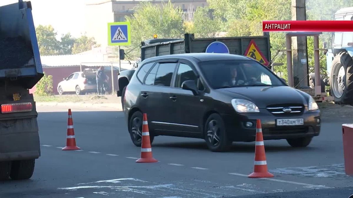 Сотрудники АДЭУ устанавливают искусственные дорожные неровности для предотвращения аварийных ситуаций и снижения скорости на проезжей части