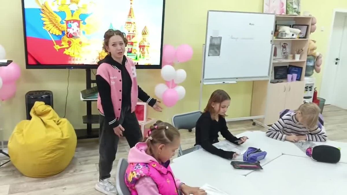 Культурно- досуговый центр города Алчевска, присоединяется к поздравлениям в честь Дня рождения нашего Президента