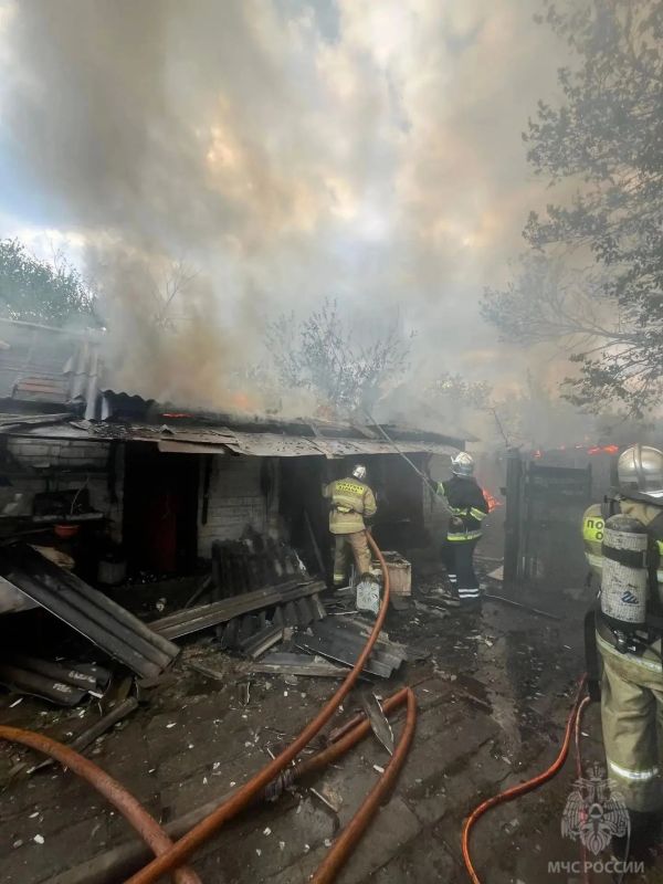 В Володарске спасатели отстояли дом пенсионерки от огня