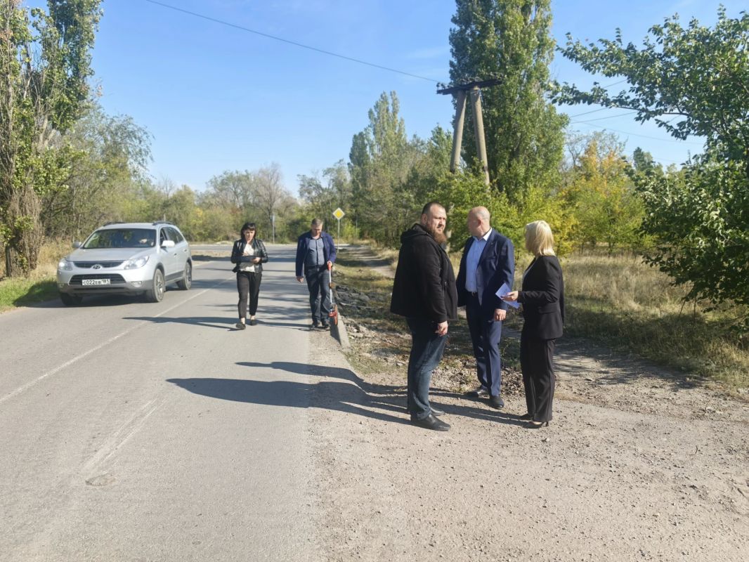Сегодня вместе с депутатом Государственной Думы Иваном Санаевым и заместителем Главы Администрации Сергеем Тищенко выехали на участок дороги, ведущей в сторону так называемой территории 7/10