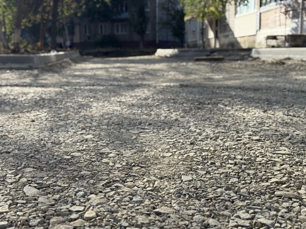 В городе Краснодоне в квартале Лютикова возле домов № 23, 24 и 25 продолжаются работы по благоустройству двора